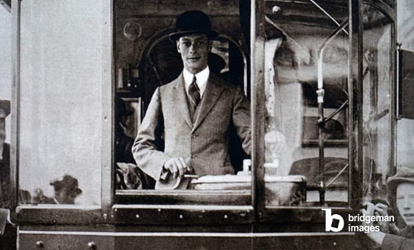 Fotografia del principe Albert Frederick Arthur George (1895-1952) alla guida di un tram. Datata 20° secolo.  © Universal History ArchiveUIG  Bridgeman Images