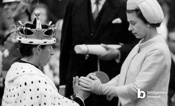 Cerimonia di investitura del principe Carlo con la regina Elisabetta II al castello di Caernarvon, 1 luglio 1969