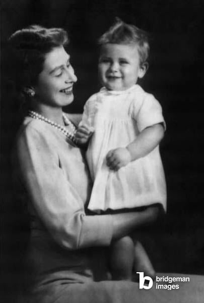 Famiglia reale britannica. La principessa (e futura regina) Elisabetta dInghilterra e il futuro principe di Galles principe Carlo, 1949  Everett Collection  Bridgeman Images