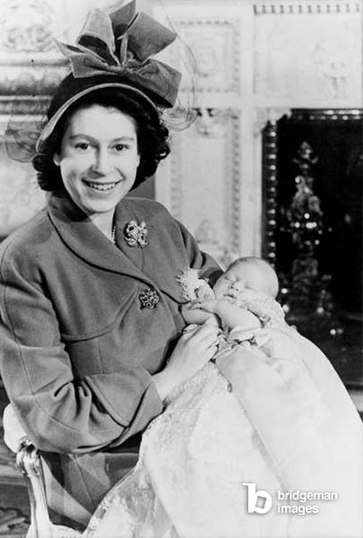 La principessa Elisabetta (futura regina Elisabetta II con Dorset Bow Brooch) tiene in braccio il figlio Carlo nel 1948 