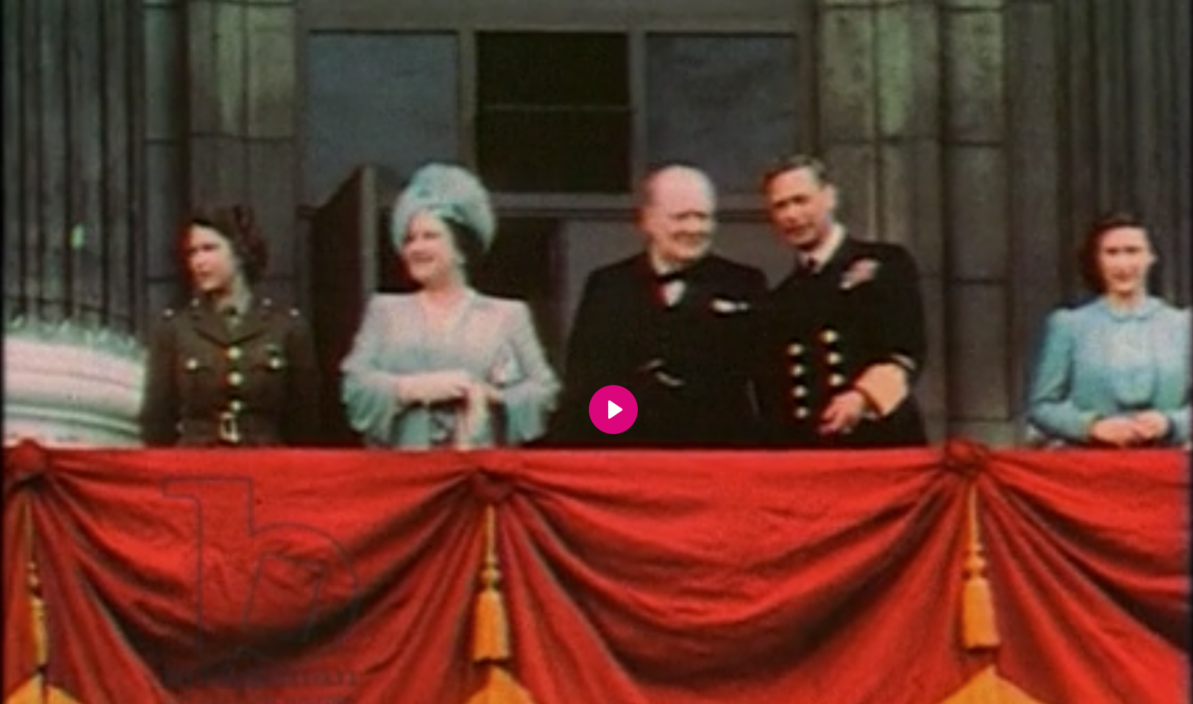 filmato di Churchill a Buckingham Palace con la famiglia reale, VE Day, 8 maggio 1945. I sostenitori, tra cui le donne della Canadian Women's Auxiliary Air Force, acclamano la famiglia reale mentre sono sul balcone di Buckingham Palace con Winston Churchill, Londra, 1945. ? Images of War / Bridgeman Images