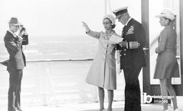 Un principe di Galles vestito in modo informale scatta una fotografia di sua madre la regina Elisabetta II e l'ammiraglio della flotta, Lord Mountbatten a bordo del Royal Yacht Britannia mentre recensisce la flotta occidentale, Torbay, Devon, 30 luglio 1969 (b/ w foto) / TopFoto / Bridgeman Images