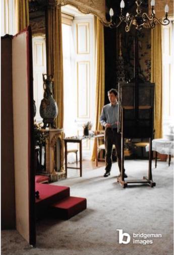 Christian Furr Painting the Queen Elizabeth II in the yellow drawing room of Buckingham Palace, London, UK, March 1995 (photo), Private Collection,© Christian Furr. All rights reserved 2022 / Bridgeman Images